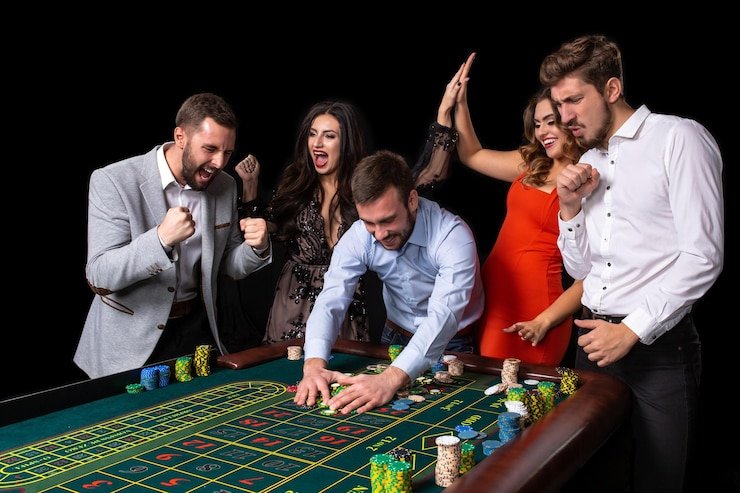 Casino dealer profesional memberikan permainan kasino langsung